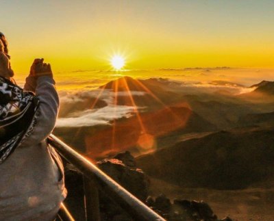 Haleakala-Crater-Sunrise-Visitors-img