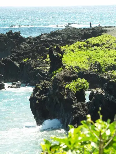 Hana-Coast-Hikers-@-Waianapanapa-tour-maui